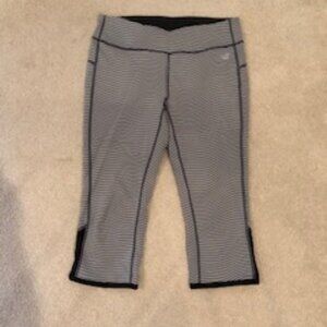 New Balance Achieve Reversible Mid Rise Crop Leggings in Stripes/Solid Gray Sz L